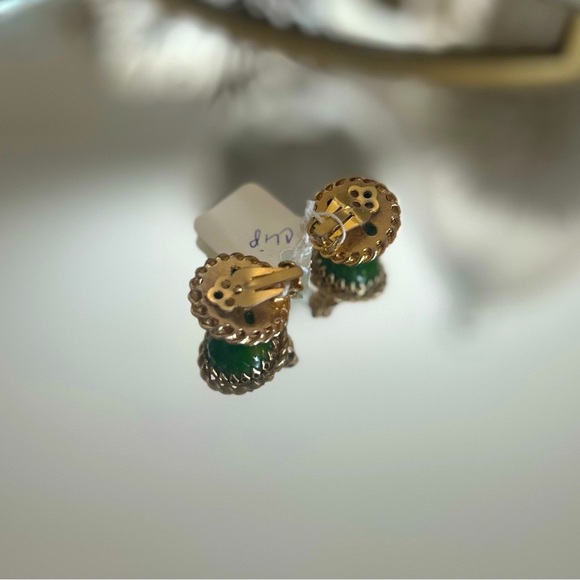 1930s Bakelite Clip-On Earrings – Creamed Spinach Swirl in Gold-Tone Setting - Picture 3 of 3